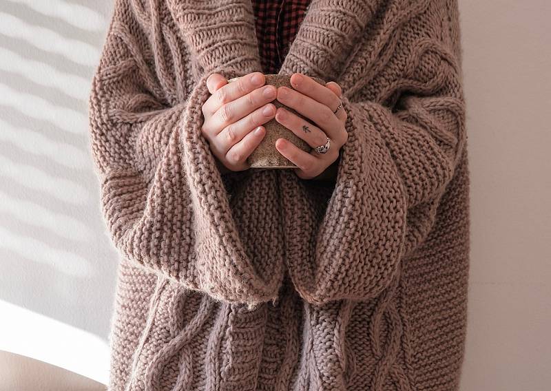 Тугая резинка и немодный декор: 5 грубых ошибок при выборе свитера, которые допускают все